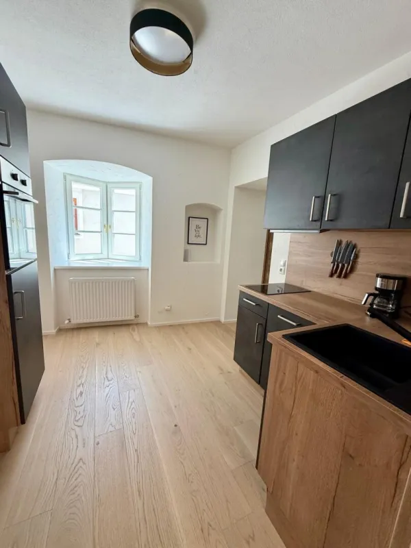 Wunderschöne 2-Zimmer-Wohnung in kernsaniertem Stadthaus in Top Lage - Bild 1