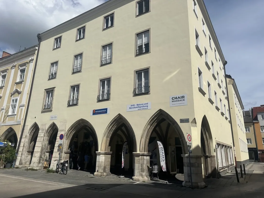 Tolle Gewerbefläche/  Bildungszentrum oder Ordination, extrem frequente Lage- Im Herzen der Altstadt- Busbahnhof vor dem Haus - Bild 1