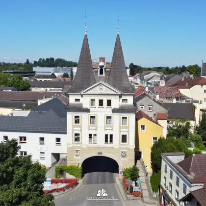DEIN ZUHAUSE präsentiert: Gewerbeobjekt mit Wohnungen und Parkplätzen in bester Lage am Hauptplatz in Schwanenstadt - Bild 2