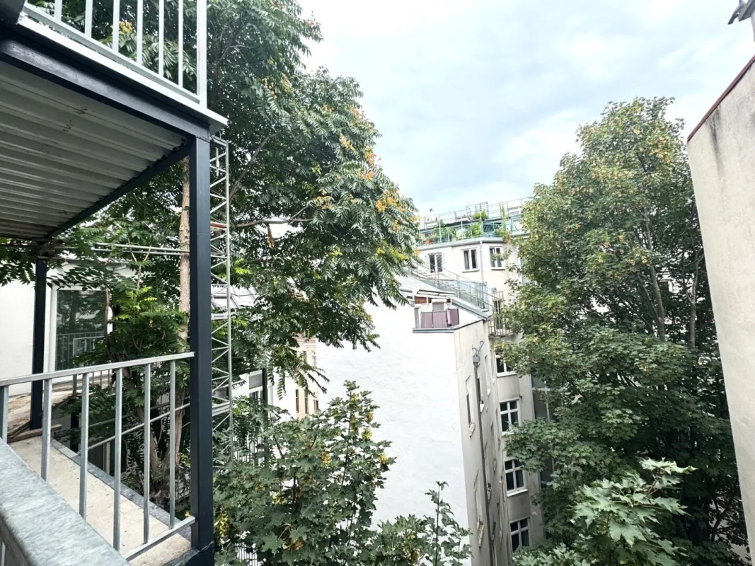 Gürtel neu interpretiert – Wohnprojekt der Extraklasse: hochwertig sanierter Altbau trifft moderne Ausstattung & großzügigen Innenhof-Balkon - Bild 1