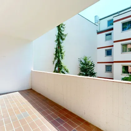 Geräumige 4-Zimmer-Wohnung mit Loggia mit viel Potential, Nähe Kennedybrücke! - Bild 2
