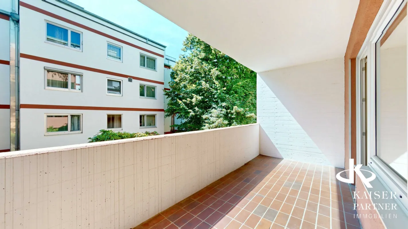 Geräumige 4-Zimmer-Wohnung mit Loggia mit viel Potential, Nähe Kennedybrücke! - Bild 1