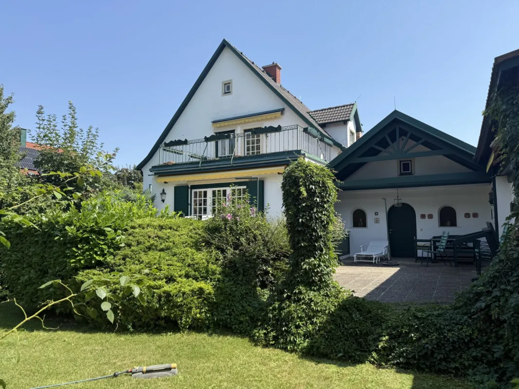 Stilvolles Haus in Bestlage von Wiener Neustadt – Großes Grundstück mit Pool, Altbaumbestand & großer Garage - Bild 1