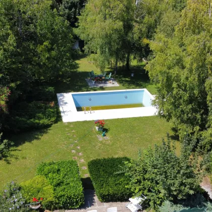 Stilvolles Haus in Bestlage von Wiener Neustadt – Großes Grundstück mit Pool, Altbaumbestand & großer Garage - Bild 3