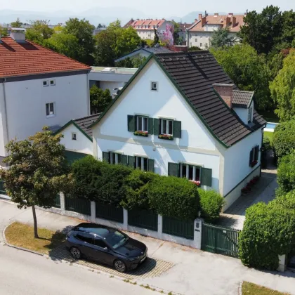 Stilvolles Haus in Bestlage von Wiener Neustadt – Großes Grundstück mit Pool, Altbaumbestand & großer Garage - Bild 2