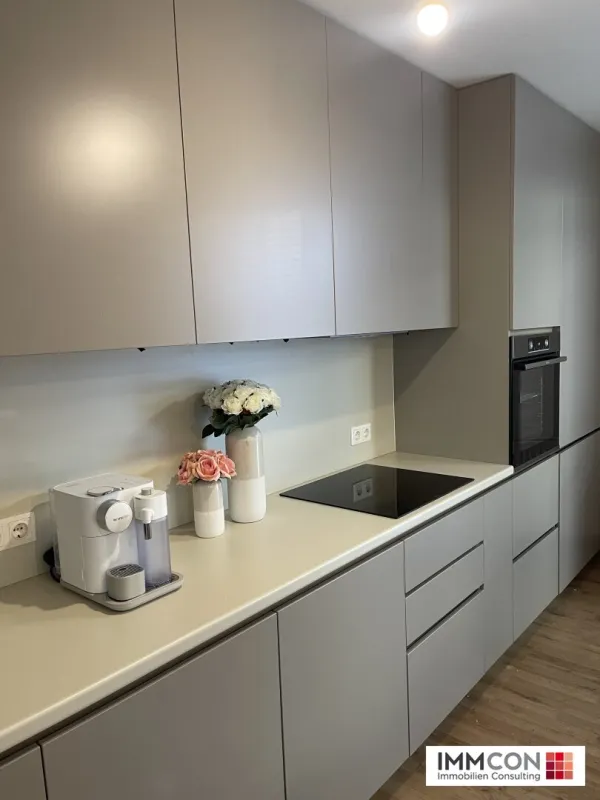 EXKLUSIVE, VOLL AUSGESTATTETE "LÖFFELFERIGE" WOHNUNG MIT LOGGIA – BEWERBUNGEN ERWÜNSCHT! ALL IN KOSTEN! - Bild 1