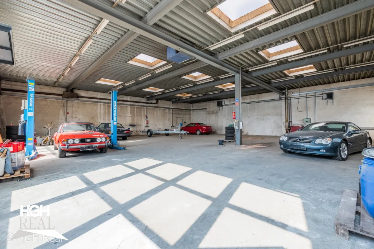 2325 Himberg Großes Grundstück mit heller beheizter HALLE, Außenfläche und bestandsfreiem Mehrparteienhaus mitten in Himberg - Bild 1