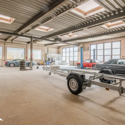 2325 Himberg Großes Grundstück mit heller beheizter HALLE, Außenfläche und bestandsfreiem Mehrparteienhaus mitten in Himberg - Bild 2