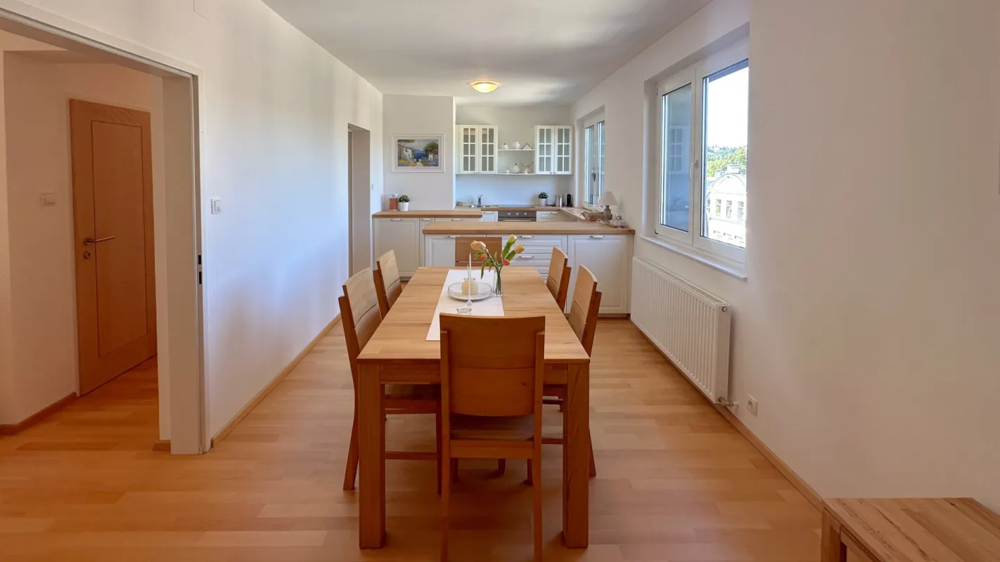 Helles Dachgeschoss am Wienerwald nahe Hütteldorf – Einzelwohnung oder gesamtes Stockwerk - Bild 1
