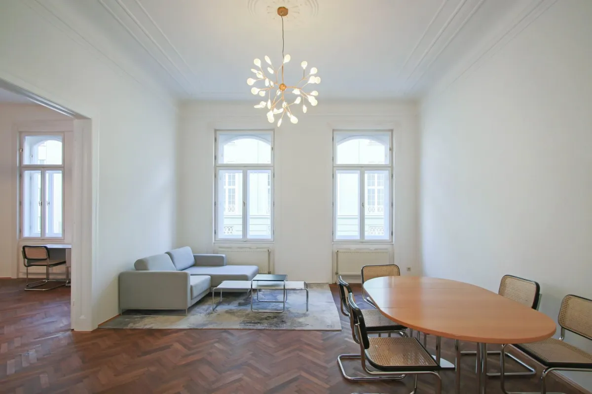 Repräsentatives Wohnen im Stilaltbau mit Balkon - Bild 1
