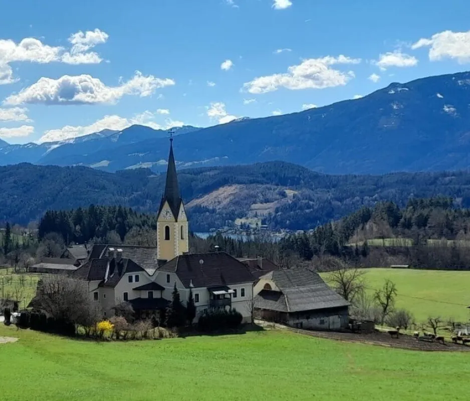 LIFESTYLE PUR IN SEEBODEN AM MILLSTÄTTER SEE! EINZIGARTIGER UND ABSOLUT HOCHWERTIG AUSGESTATTETER BUNGALOW (NEUBAU) MIT ATEMBERAUBENDEN AUSSICHTEN! - Bild 1