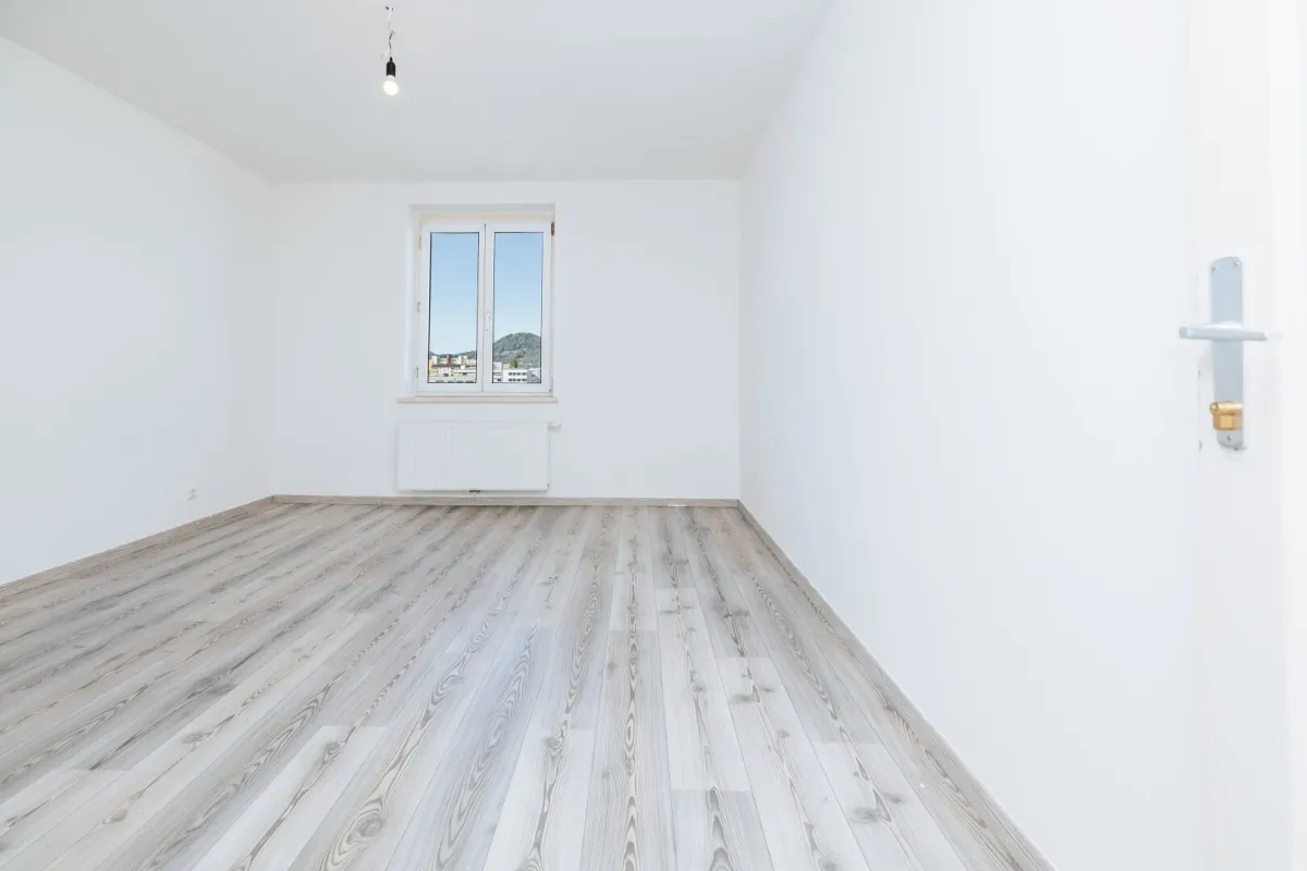 HIGHLIGHT I OBERSTE ETAGE MIT LIFT I MODERNISIERT I KOMFORT-DUSCHE I DESIGN-KÜCHE INKLUSIVE I ZENTRAL & BAHNHOFNAH I HAUSTIER-TAUGLICH I MODERNES WOHNGEFÜHL I OPTIMALE RAUMNUTZUNG I PROJEKT WOHNEN - Bild 1