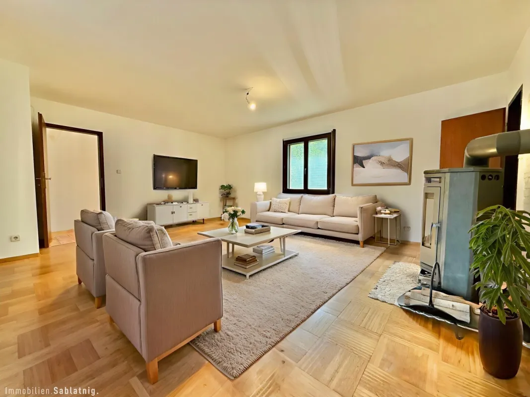 EXKLUSIVES EINFAMILIENHAUS in 1. Reihe am Pöttschinger See! Wohnen, wo andere Urlaub machen! - Bild 1