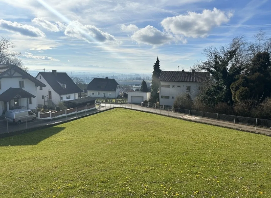 Zweifamilienhaus inkl traumhaftem Baugrundstück mit Fernsicht bis in die Berge - Bild 1