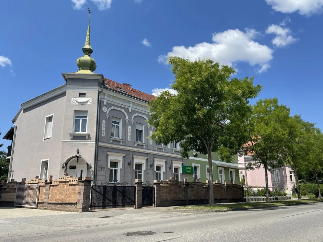 Stilvolle Stadtvilla mit Gastronomie, Appartements und Garten in Toplage in Fürstenfeld - Bild 1