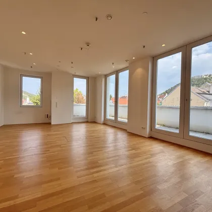 moderne Ordinationsräume mit Blick am Schlossberg | großzügige Außenflächen - Bild 3