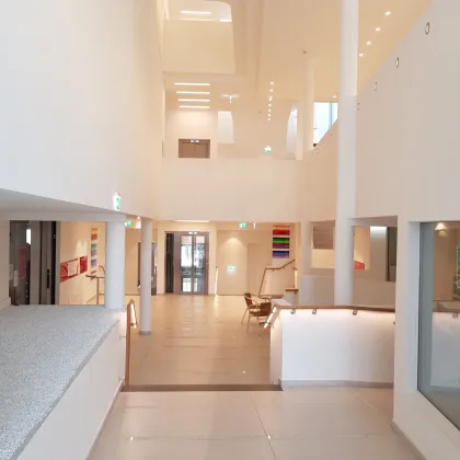 moderne Ordinationsräume mit Blick am Schlossberg | großzügige Außenflächen - Bild 2