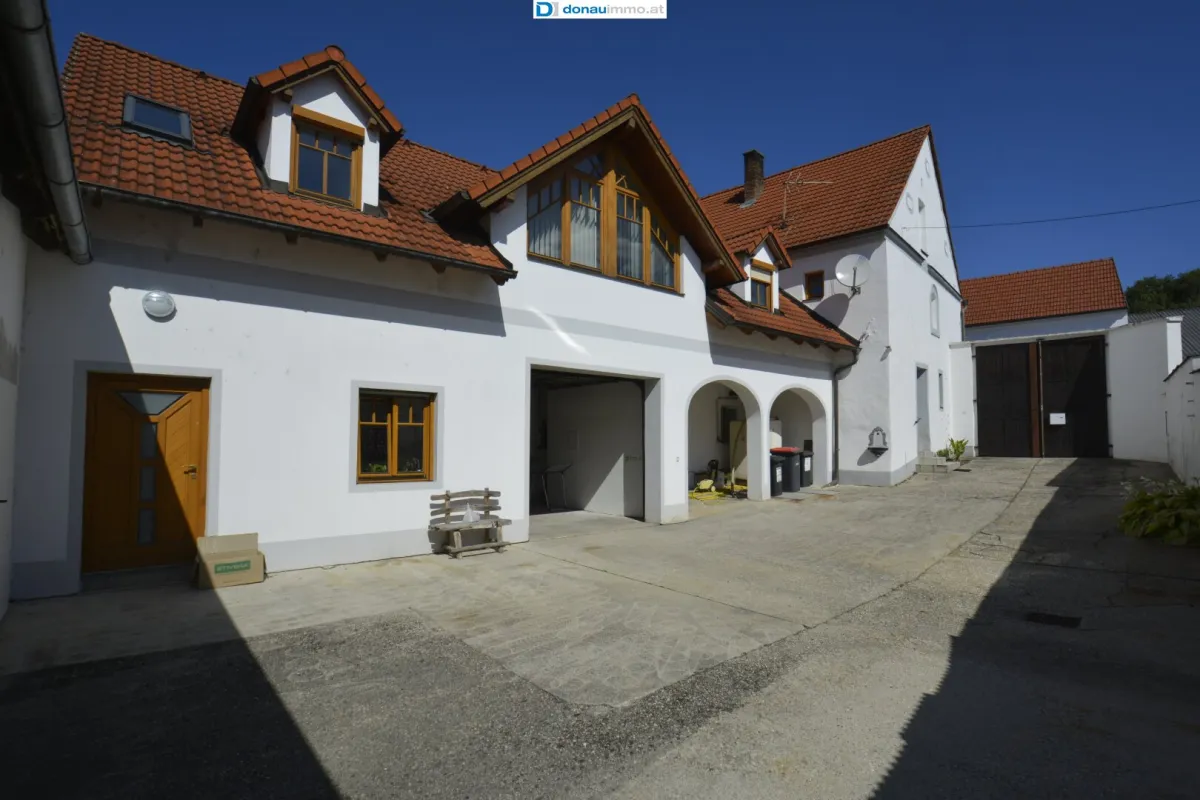 Landhaus mit 2 Wohneinheiten, großem Stadl, Garten sowie vielzähligen Lager und Arbeitsmöglichkeiten in Langenlois - Bild 1