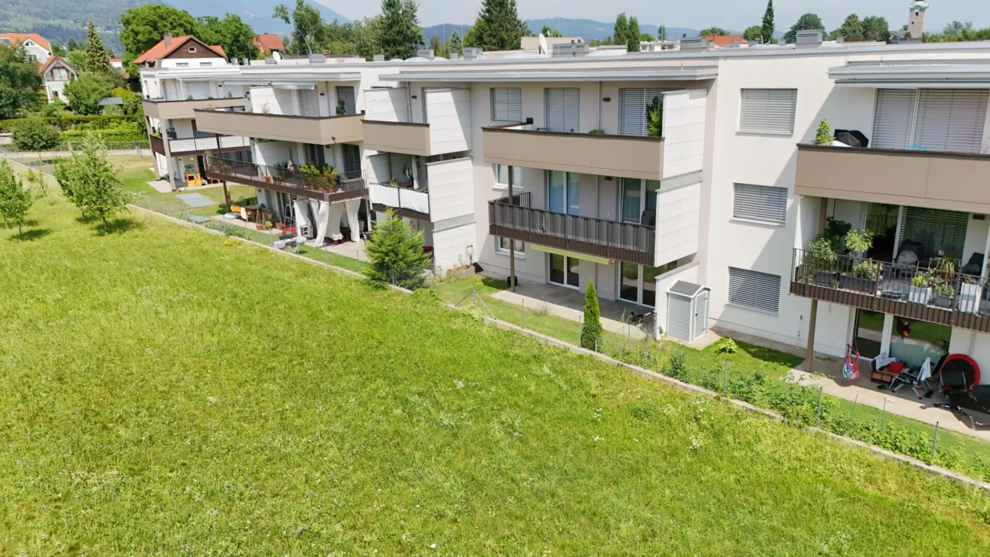 VERKAUFT: Moderne lichtdurchflutete 3 Zimmer-Gartenwohnung inkl. Tiefgaragenstellplatz & hochwertiger DAN-Küche! - Bild 1
