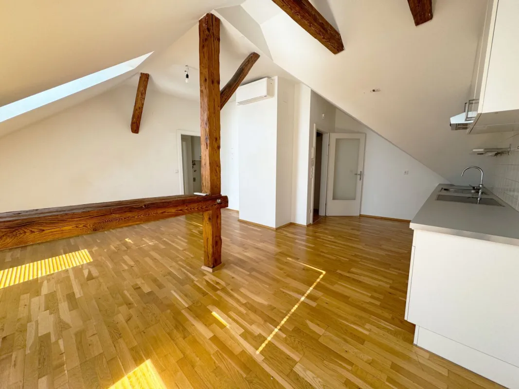 Helle Altbauwohnung mit Liftzugang und stilvollen Holzböden in Leibnitz - Bild 1