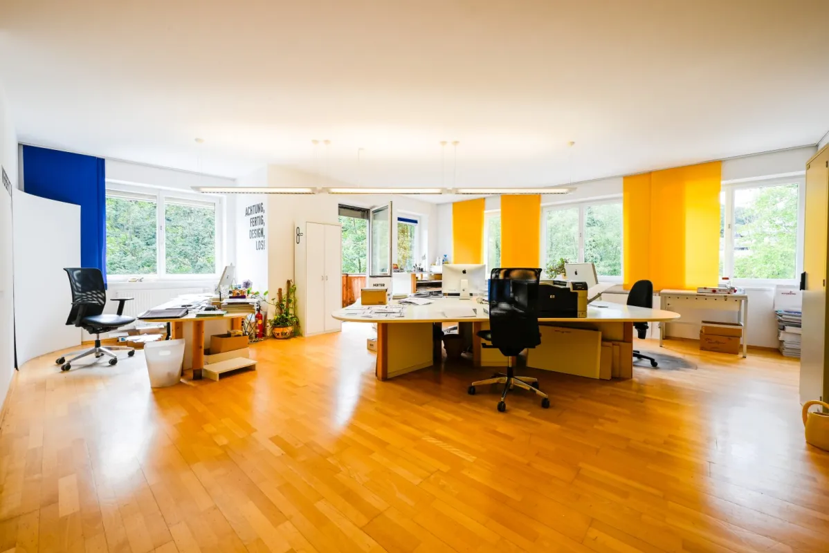 Hochmoderne und helle Büroeinheit inmitten der Gamsstadt Kitzbühel - Bild 1