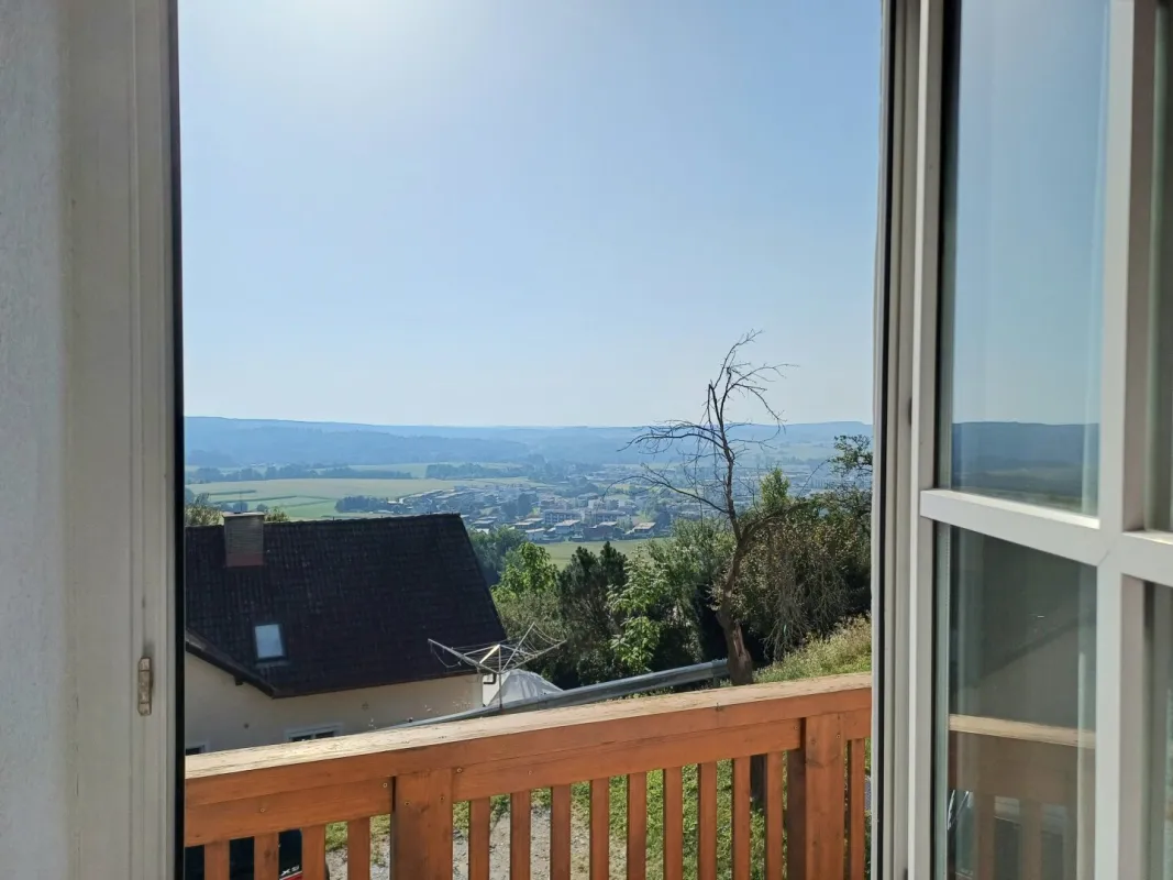 Bestlage - Wohnen am Ring, sonnige 2 ZI mit Balkon und schönen Ausblick, Parkplatz - Bild 1