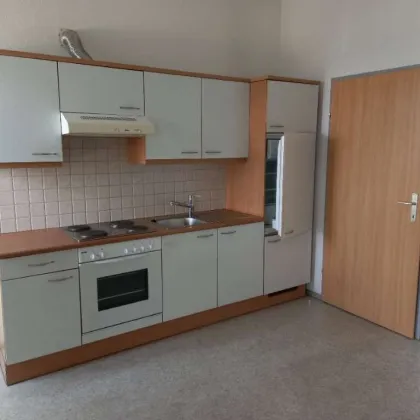 Bestlage - Wohnen am Ring, sonnige 2 ZI mit Balkon und schönen Ausblick, Parkplatz - Bild 3