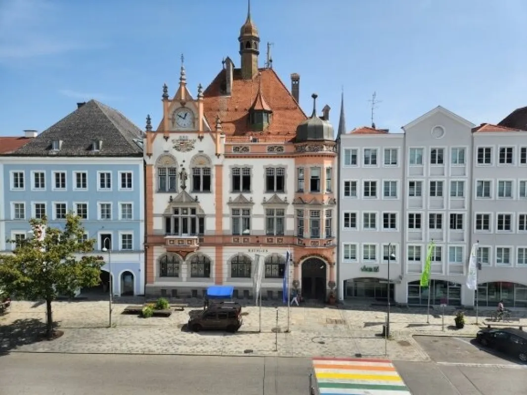 Moderne 3-Zimmer-Wohnung in Braunau am Inn – Stadtblick und Komfort für 1.175 €! - Bild 1