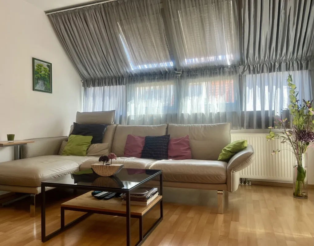 Sonnige 4 Zimmer Dachgeschoßwohnung mit Terrasse im Nibelungenviertel - Bild 1