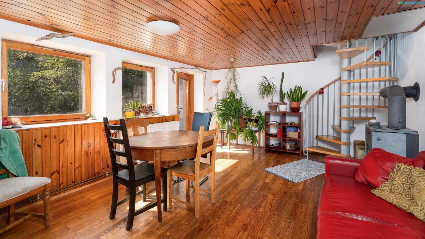 Bunte Villa mit Scheune und Gartenparadies - Bild 1