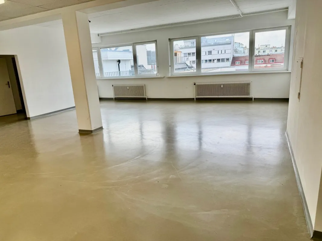Unbefristet: Lichtdurchflutetes Büro mit Terrasse (U6 Niederhofstrasse) - Bild 1