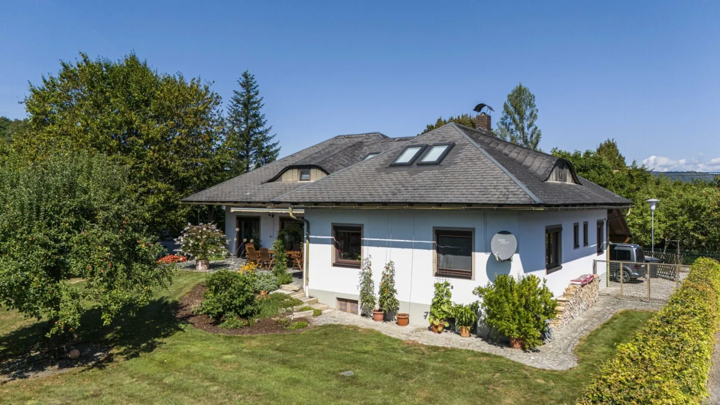 270m² gepflegter Bungalow (Zweifamilienwohnhaus) mit ausgebautem Dachgeschoss und 1.318m² Grund in Viktring in TOPLAGE - Bild 1