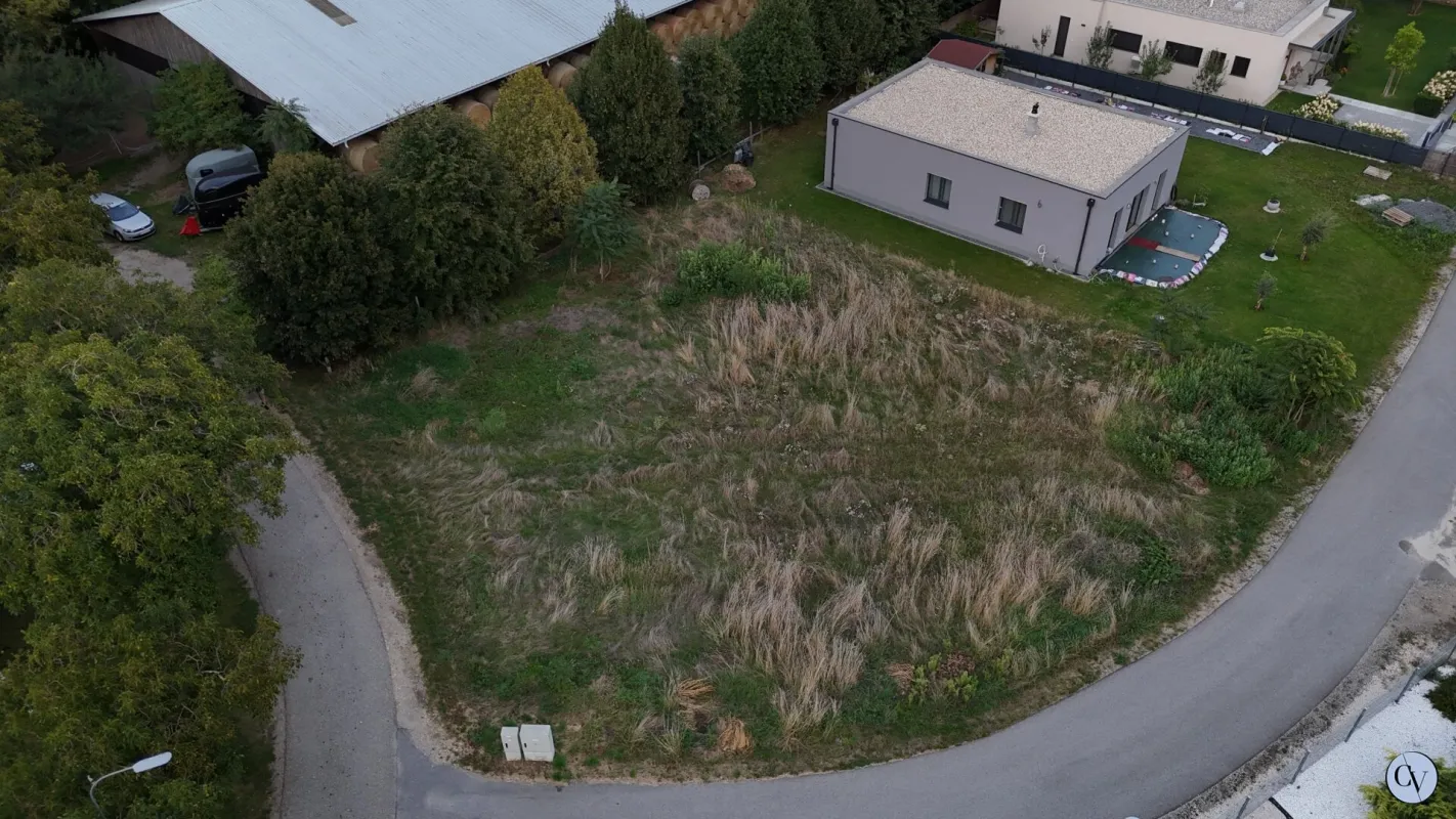 Einzigartiges Grundstück im Naturparadies mit Badesee, Sportplatz & Reithalle - Bild 1