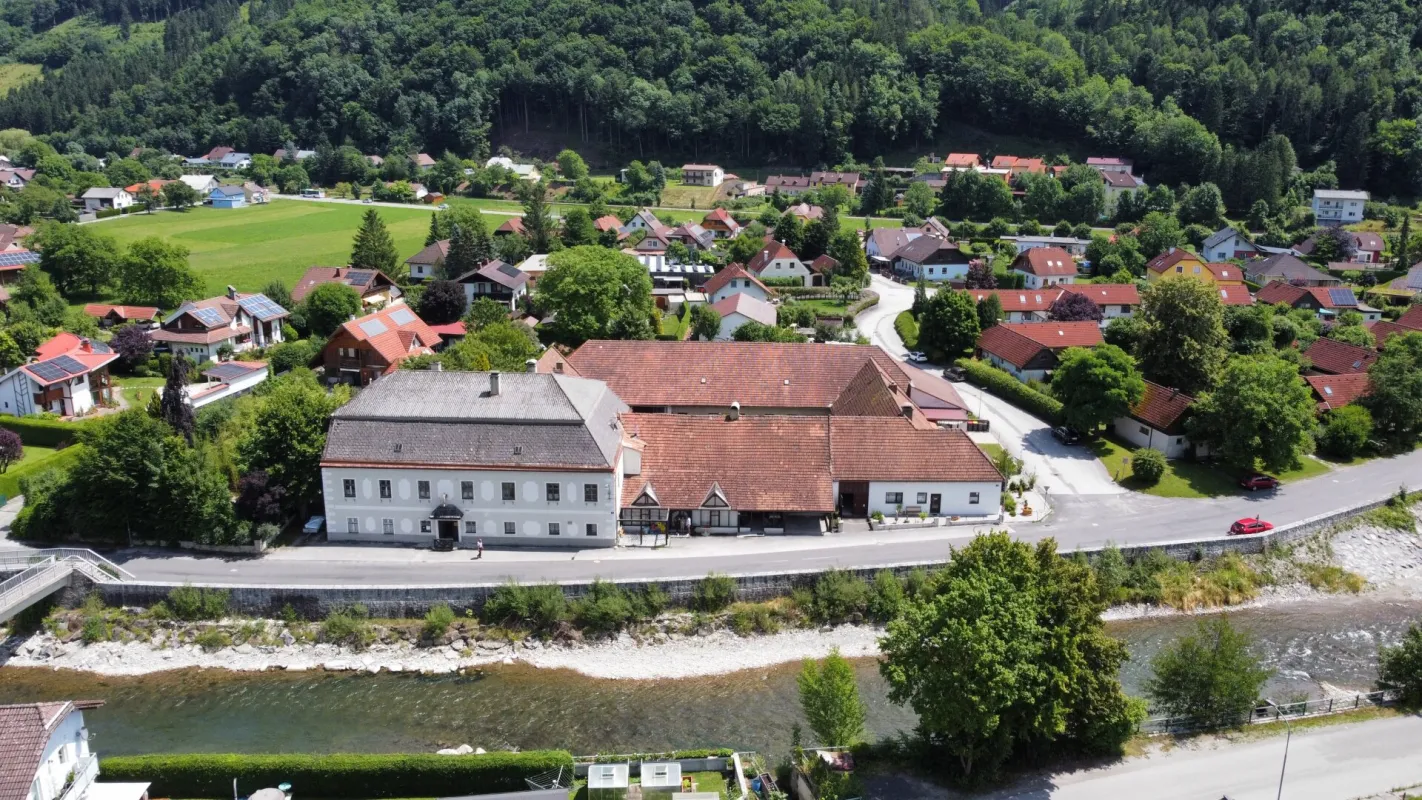 Historischer Vierkanthof mit einem Gastrolokal, Apartments, Mietwohnungen und großem Entwicklungspotential - Bild 1