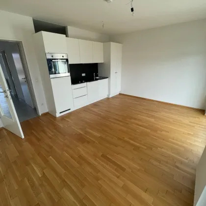 Lichtdurchflutete 2 Zimmerwohnung mit Balkon  ...! (Barrierefrei) - Bild 2