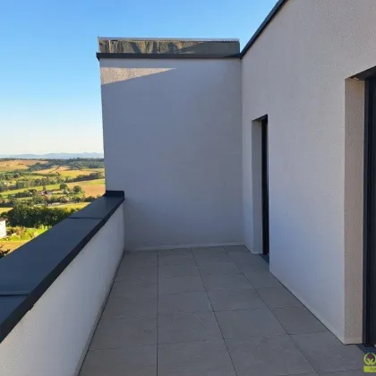Ein Zuhause der besonderen Art – modern, exklusiv und außergewöhnlich! Dieser einmalige Wohntraum bietet ein komfortables Zuhause inkl. Gartenfeeling auf der großzügigen Dachterrasse mit Weitblick. - Bild 2