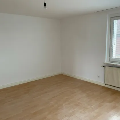 Familienfreundliches Wohnen in Perg: Gepflegte 3-Zimmerwohnung in ruhiger Umgebung und zentral gelegen mit allen Annehmlichkeiten direkt vor der Haustür! Jetzt mit KI-gestützter Visualisierung! - Bild 2