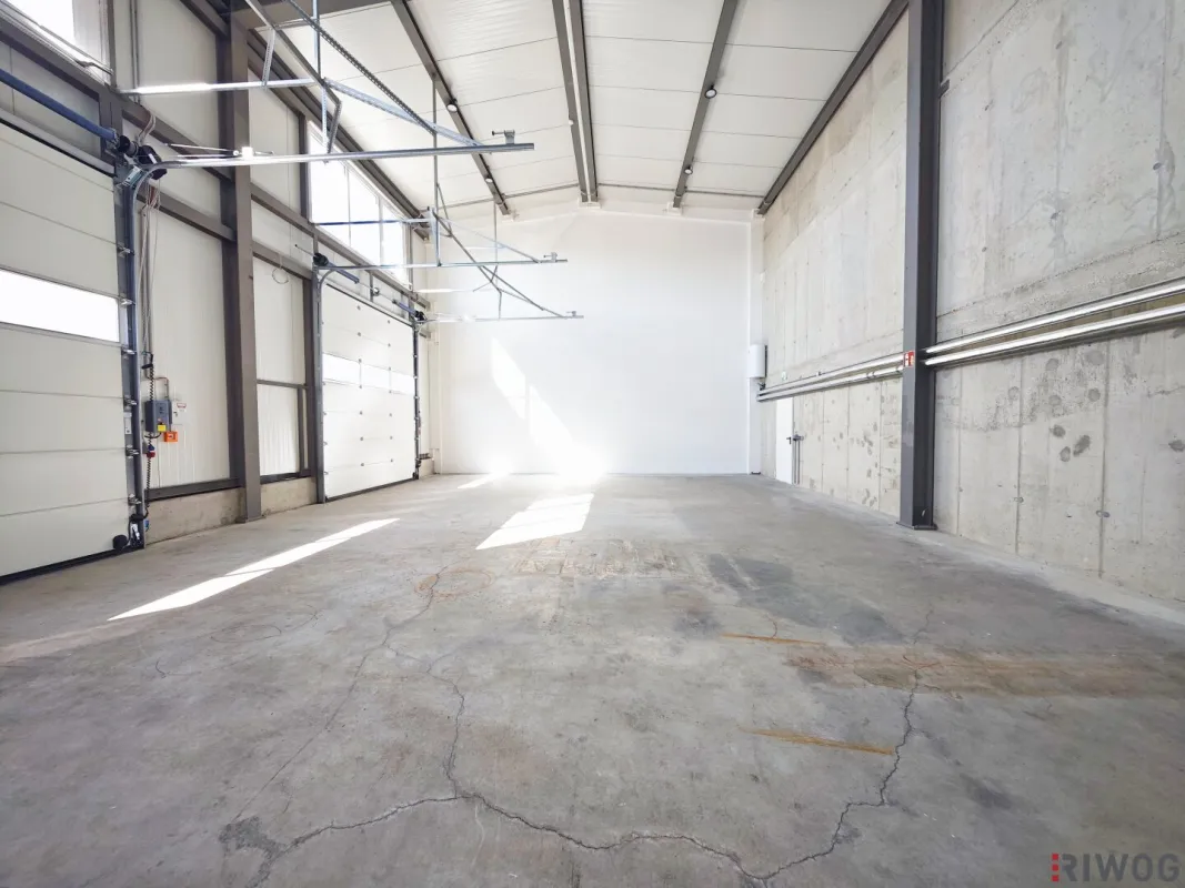 Produktionsfläche mit Büro bzw. Ausstellungsräume | ebenerdige Einfahrt durch drei Sektionaltore | Parkplätze & Luftwärmepumpe - Bild 1