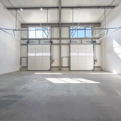 Produktionsfläche mit Büro bzw. Ausstellungsräume | ebenerdige Einfahrt durch drei Sektionaltore | Parkplätze & Luftwärmepumpe - Bild 3