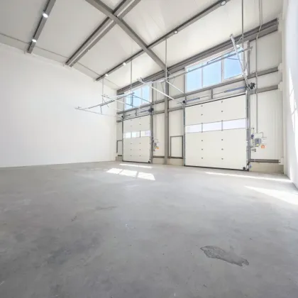 Produktionsfläche mit Büro bzw. Ausstellungsräume | ebenerdige Einfahrt durch drei Sektionaltore | Parkplätze & Luftwärmepumpe - Bild 2