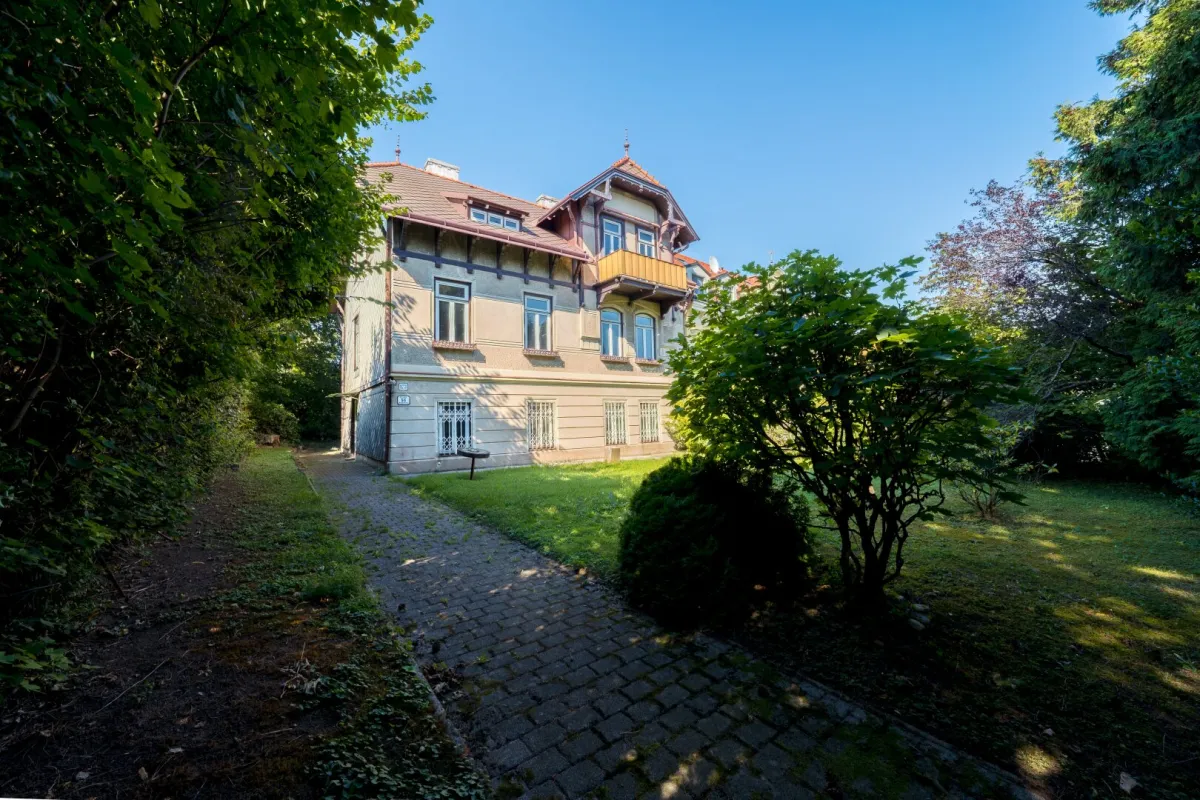Jahrhundertwende Villa und großartiges Grundstück im Herzen von Gießhübl - Bild 1