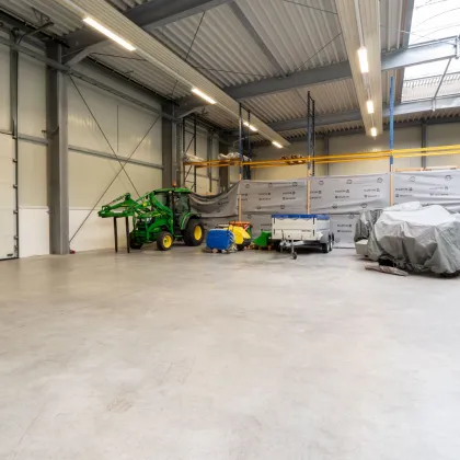 Moderne Gewerbehalle mit Büroflächen in Pinsdorf zu mieten! - Bild 2