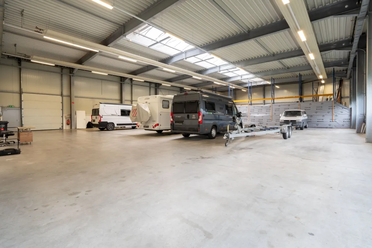 Moderne Gewerbehalle mit Büroflächen in Pinsdorf zu mieten! - Bild 1