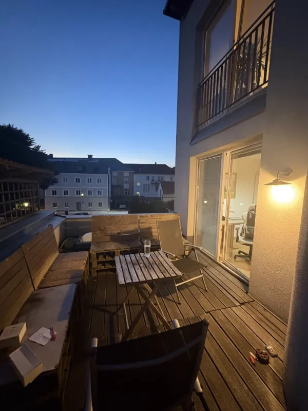 Besonderheit! Gemütliche 2-Zimmer-Maisonettewohnung mit schöner Dachterrasse und möblierter Küche im Stadtzentrum Ried - Bild 1