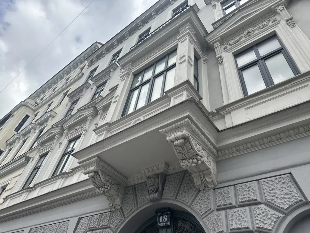 Altbauwohnung mit Charme und Potential- Sanierungsbedürftig, gestallten Sie Ihre Wohnung im coolen 7.Bezirk.. inkl. Balkon - Bild 1