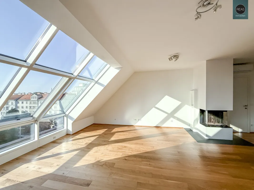 Provisionsfrei: Klimatisierte Dachgeschoss Maisonette mit 2 Terrassen und Kamin nahe Uno City! - Bild 1