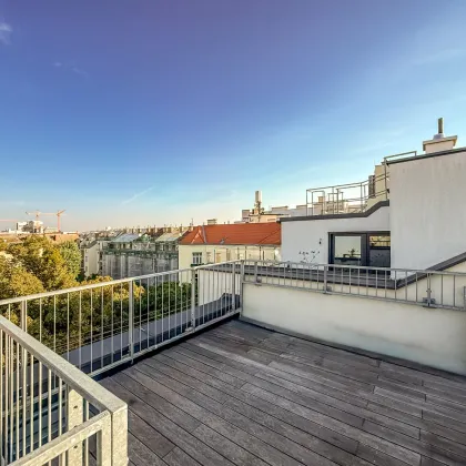 Provisionsfrei: Klimatisierte Dachgeschoss Maisonette mit 2 Terrassen und Kamin nahe Uno City! - Bild 2
