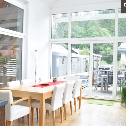 | STILVOLLE DACHGESCHOSSWOHNUNG | 6 ZIMMER | MIT GARTENNUTZUNG | 1 TERRASSE | MODERNE & HOCHWERTIGE AUSSTATTUNG | LICHTDURCHFLUTET | IDYLLISCHE LAGE | AB NOVEMBER VERFÜGBAR - Bild 2