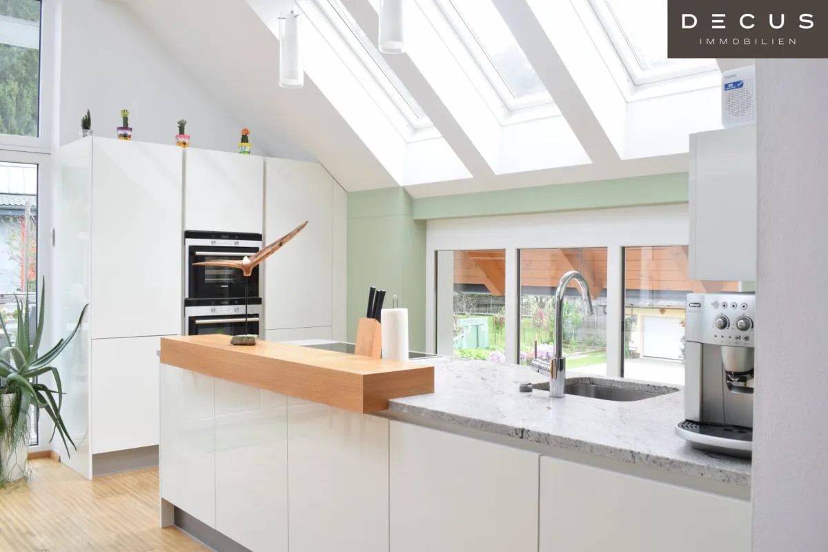 | STILVOLLE DACHGESCHOSSWOHNUNG | 6 ZIMMER | MIT GARTENNUTZUNG | 1 TERRASSE | MODERNE & HOCHWERTIGE AUSSTATTUNG | LICHTDURCHFLUTET | IDYLLISCHE LAGE | AB NOVEMBER VERFÜGBAR - Bild 1