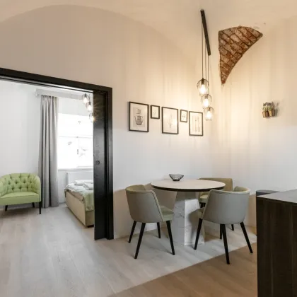 Stilvoller 37 m²-Altbau in 1190 – Gewölbedecken, Designbad & Einbauküche – Wohnen beim Weingarten - Bild 2